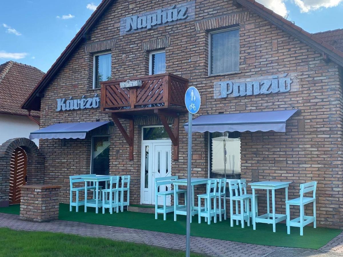 Naphaz Panzio Bed & Breakfast Tiszafüred Exterior foto